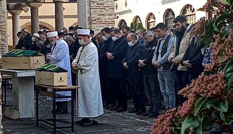 Son Dakika: Geçen Yılın En Üzen Haberlerinden Biriydi!3 kardeş birbirine sarılıp yanarak ölmüştü!3 küçük kardeş koyun koyuna toprağa verildi