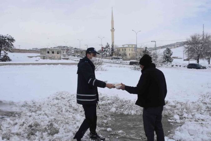SON DAKİKA: Gaziantep'te Şahinbey Belediye Başkanı Tahmazoğlu'ndan  örnek davranış! Kendine ait arabayla  mahsur kalan vatandaşları evlerine taşıdı