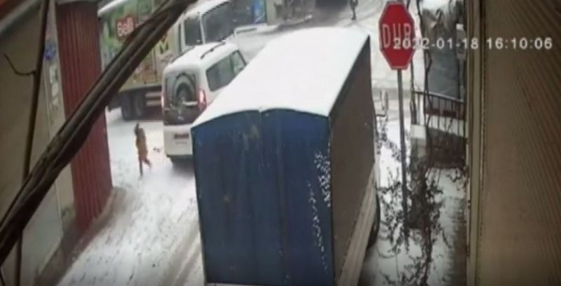 Son Dakika: Video Haber...Gaziantep'te Küçük çocuk karda kayan arabanın altına kalmaktan son anda kurtuldu...O Anlar Kamerada