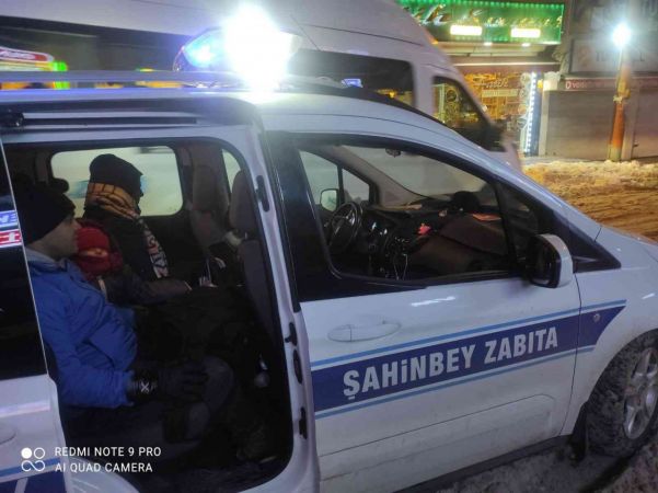 Son Dakika Video Haber...Gaziantep'te Ara Sokaklarda Kar Krizi Devam Ediyor! Şahinbey Belediyesi vatandaşların yardımına koşuyor