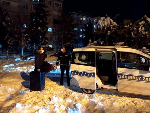 Son Dakika Video Haber...Gaziantep'te Ara Sokaklarda Kar Krizi Devam Ediyor! Şahinbey Belediyesi vatandaşların yardımına koşuyor