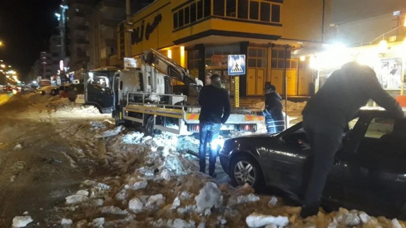 Son Dakika Video Haber...Gaziantep'te Ara Sokaklarda Kar Krizi Devam Ediyor! Şahinbey Belediyesi vatandaşların yardımına koşuyor