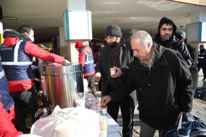 Son Dakika: Gaziantep Otogarı Vatandaşlara Kapatılmıştı! Büyükşehir, otobüs terminalindeki vatandaşlara kumanya dağıttı
