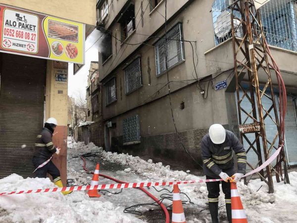 SonDakika: Video Haber...Gaziantep'te Elektrik kontağı evi yaktı! Yangını Söndürmeye Giden İtfaiye Ara Sokakta Biriken 'KAR'a Saplandı...