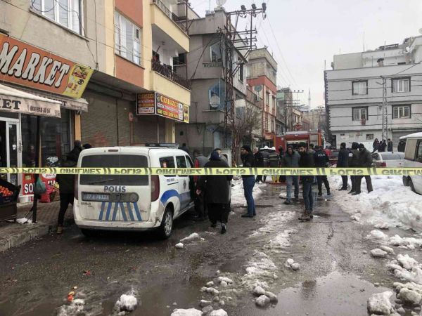 SonDakika: Video Haber...Gaziantep'te Elektrik kontağı evi yaktı! Yangını Söndürmeye Giden İtfaiye Ara Sokakta Biriken 'KAR'a Saplandı...