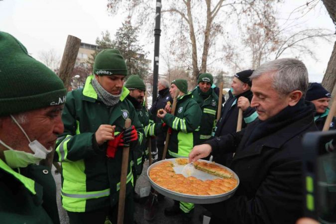 Son Dakika: Video Haber...Gaziantep'te kar temizleme çalışması yapan ekiplere baklava dopingi