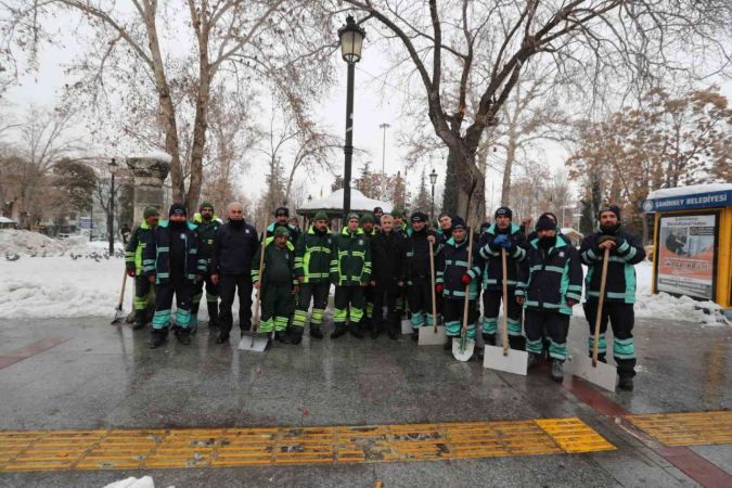 Son Dakika: Video Haber...Gaziantep'te kar temizleme çalışması yapan ekiplere baklava dopingi