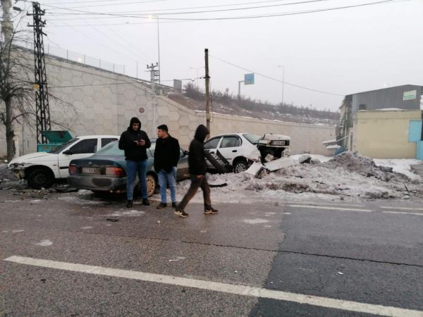 Son Dakika: Video Haber...Gaziantep'te 10'larca Araç Birbirine Girdi! Gaziantep’te zincirleme trafik kazası anı kamerada