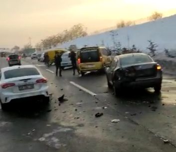 Son Dakika: Video Haber...Gaziantep'te Ortalık Savaş Alanına Döndü! Mavikent'te  Zincirleme Kaza!16 Araç Birbirine Girdi