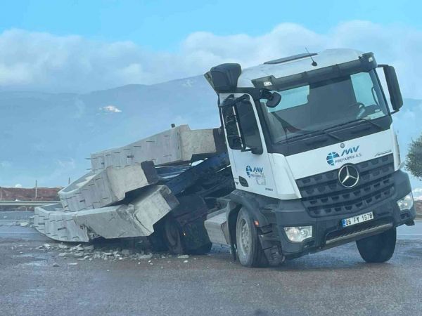 Son Dakika...Gaziantep'te beton blok yüklü tır devrildi