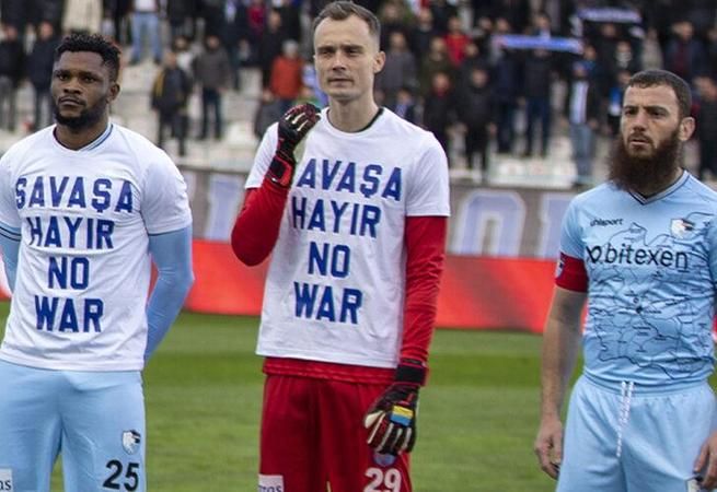 Erzurumsporlu Aykut Demir, ''Savaşa hayır'' yazılı tişörtü giymedi....