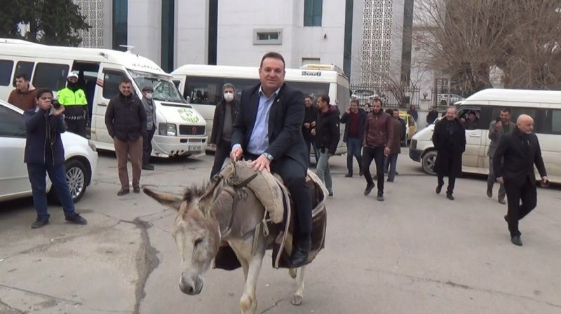 Son Dakika:Video Haber....Gaziantep’te, protesto amacıyla eşekle akaryakıt istasyonuna giden Başkan eşekten düştü...Gelecek düştü...