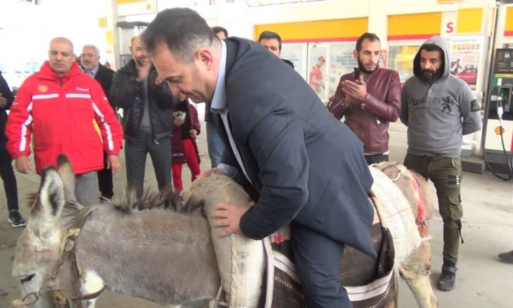 Son Dakika:Video Haber....Gaziantep’te, protesto amacıyla eşekle akaryakıt istasyonuna giden Başkan eşekten düştü...Gelecek düştü...