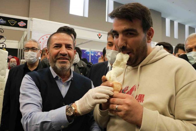 Gaziantep'te üniversiteli öğrencilere dondurma şov...Video Haber