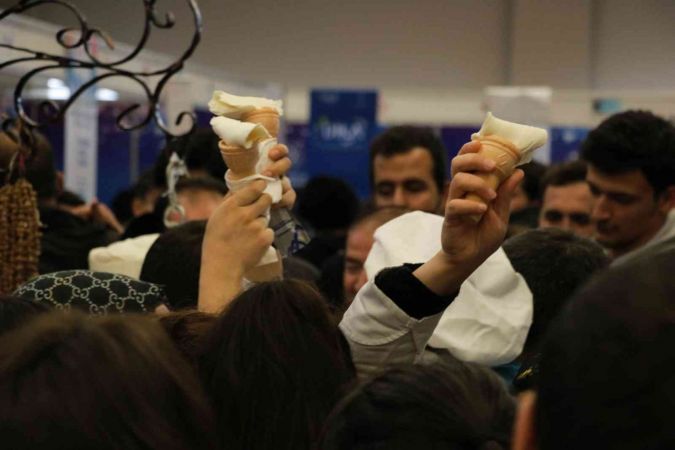 Gaziantep'te üniversiteli öğrencilere dondurma şov...Video Haber