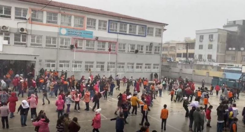 Gaziantep'te öğrencilerin kar eğlencesi yürekleri ısıttı...Video Haber...