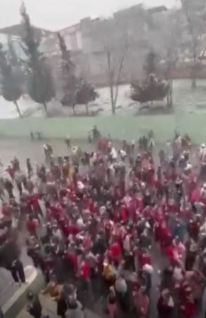 Gaziantep'te öğrencilerin kar eğlencesi yürekleri ısıttı...Video Haber...