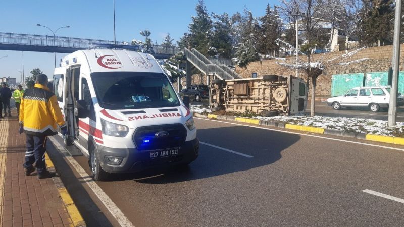 Gaziantep'te yolcu minibüsü buzlanma nedeniyle devrildi: 3 yaralı