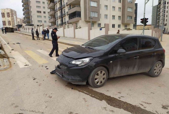 Son Dakika: Gaziantep’te otomobille çarpışan minibüs devrildi: 4 yaralı...Video Haber