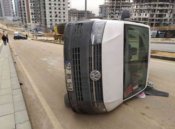 Son Dakika: Gaziantep’te otomobille çarpışan minibüs devrildi: 4 yaralı...Video Haber