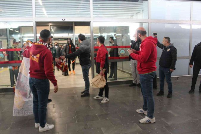 Gaziantep'te Galatasaray Kafilesine Yoğun İlgi... Galatasaray kafilesi Gaziantep’te...Video Haber