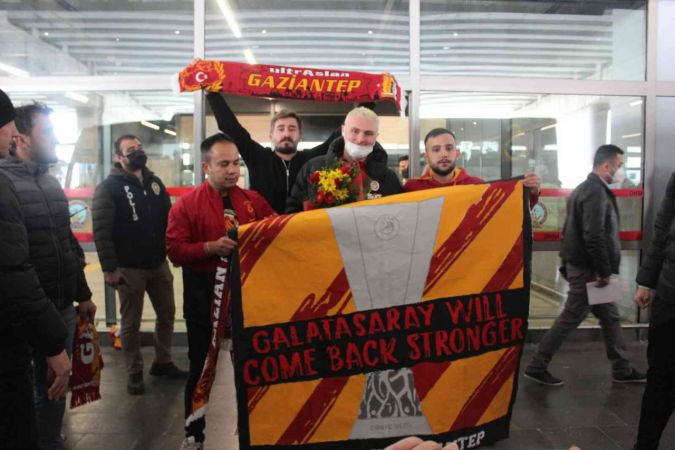 Gaziantep'te Galatasaray Kafilesine Yoğun İlgi... Galatasaray kafilesi Gaziantep’te...Video Haber