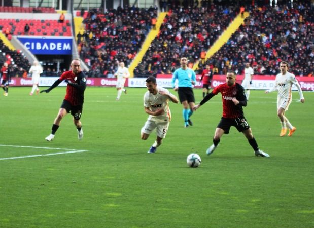 Canlı: Gaziantep FK 3-1 Galatasaray (Canlı anlatım)...  Fotoğraflarla saniye saniye büyük galibiyet