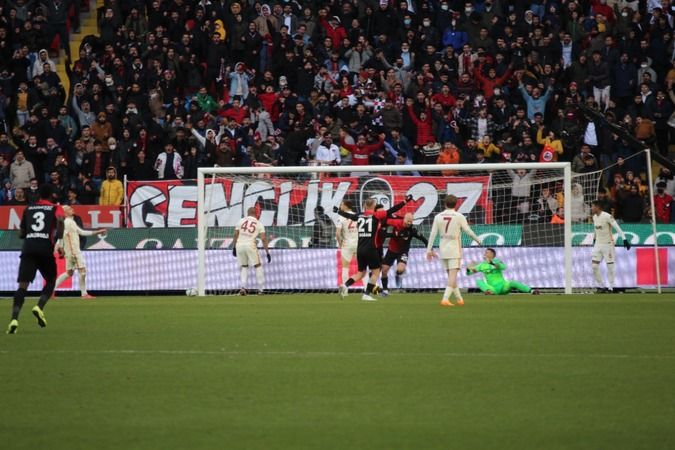 Canlı: Gaziantep FK 3-1 Galatasaray (Canlı anlatım)...  Fotoğraflarla saniye saniye büyük galibiyet