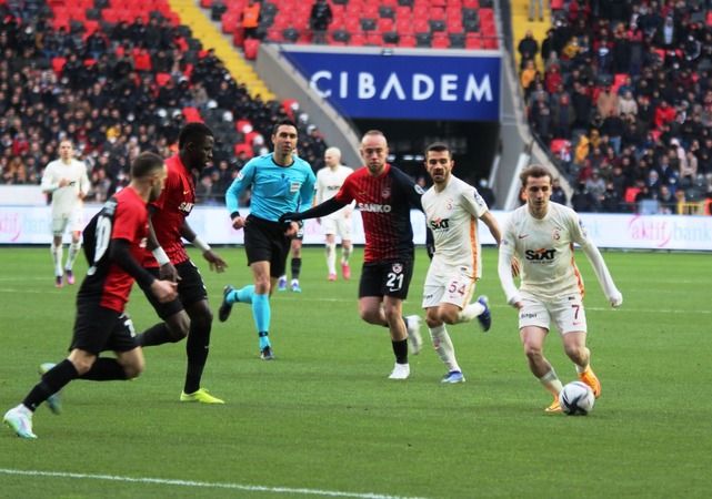 Canlı: Gaziantep FK 3-1 Galatasaray (Canlı anlatım)...  Fotoğraflarla saniye saniye büyük galibiyet