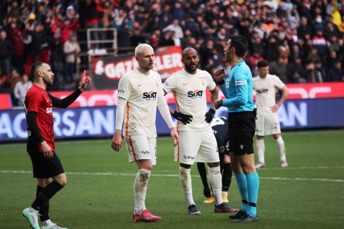 Canlı: Gaziantep FK 3-1 Galatasaray (Canlı anlatım)...  Fotoğraflarla saniye saniye büyük galibiyet