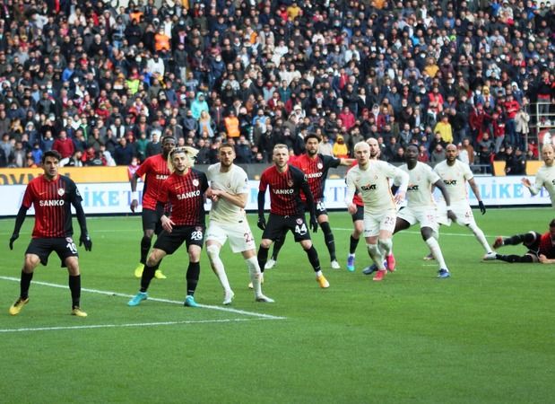 Canlı: Gaziantep FK 3-1 Galatasaray (Canlı anlatım)...  Fotoğraflarla saniye saniye büyük galibiyet