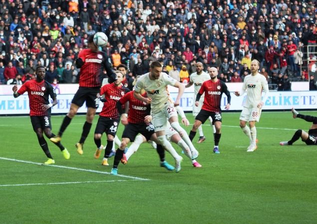 Canlı: Gaziantep FK 3-1 Galatasaray (Canlı anlatım)...  Fotoğraflarla saniye saniye büyük galibiyet