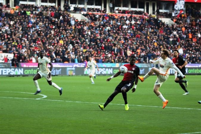 Canlı: Gaziantep FK 3-1 Galatasaray (Canlı anlatım)...  Fotoğraflarla saniye saniye büyük galibiyet