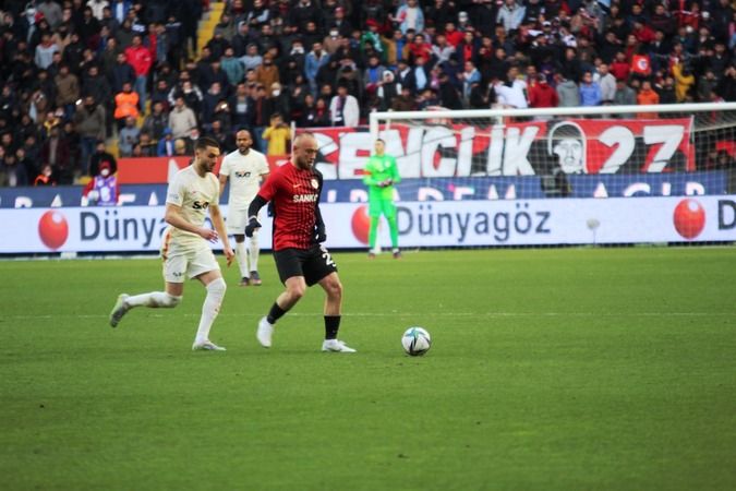 Canlı: Gaziantep FK 3-1 Galatasaray (Canlı anlatım)...  Fotoğraflarla saniye saniye büyük galibiyet