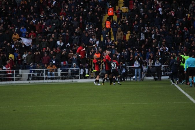 Canlı: Gaziantep FK 3-1 Galatasaray (Canlı anlatım)...  Fotoğraflarla saniye saniye büyük galibiyet