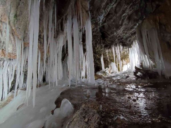 Kahramanmaraş'ta mağaralarda dev buz sarkıtları oluştu