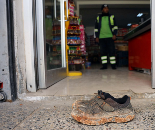 Gaziantep'te belediye işçisinden ağlatan hareket! Market kirlenmesin diye ayakkabısını çıkardı.Video Haber