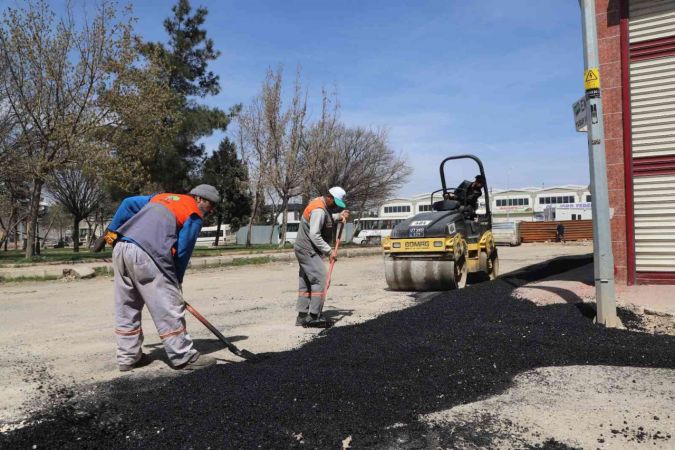 Gaziantep KÜSGET Sanayi Sitesinin harap olmuş yolları asfaltlanıyor...Şehitkamil’de yoğun asfalt mesaisi...