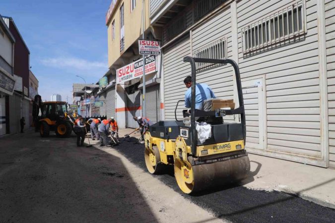 Gaziantep KÜSGET Sanayi Sitesinin harap olmuş yolları asfaltlanıyor...Şehitkamil’de yoğun asfalt mesaisi...