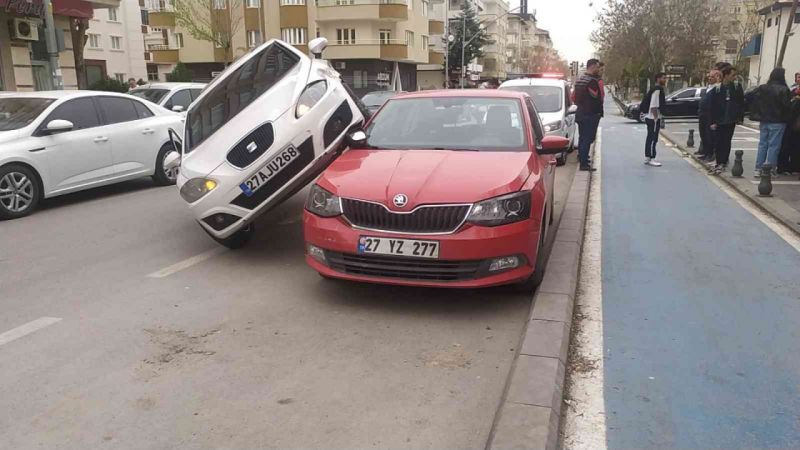 Böyle kaza görülmedi...Gaziantep'te kaza yapan araç park halindeki aracın üzerinde asılı kaldı