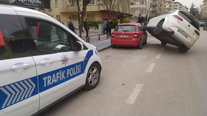 Böyle kaza görülmedi...Gaziantep'te kaza yapan araç park halindeki aracın üzerinde asılı kaldı