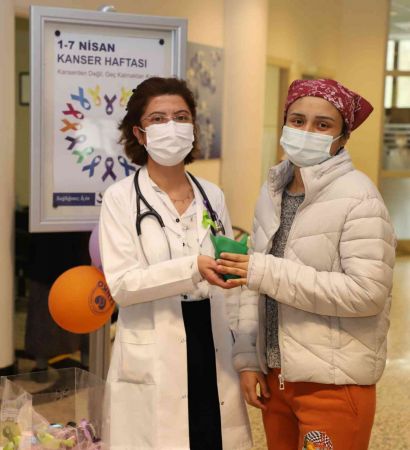 Gazintep'te Kanser Haftasında onkoloji hastaları moral buldu...Prof. Dr. Mustafa Yıldırım ve Dr. Öğr. Üyesi Özlem Nuray Sever, Tıbbi Onkoloji Kliniğinde ve kemoterapi ünitesinde tedavi gören hastalarla bir araya gelerek, arm