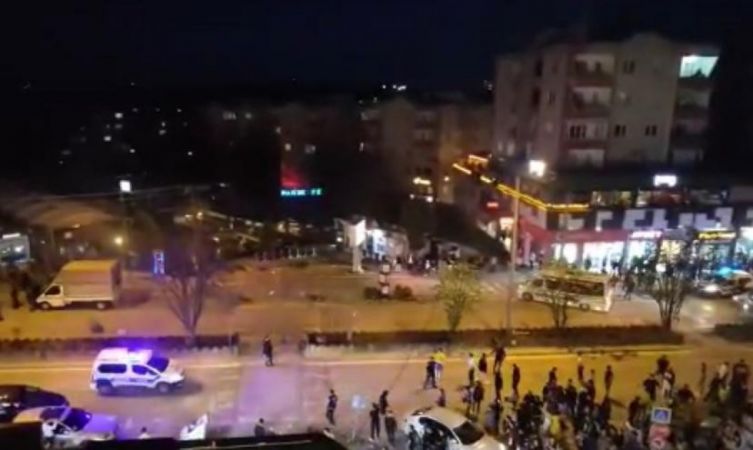 Video Haber...Fenerbahçe ve Galatasaray taraftarı birbirine girdi
