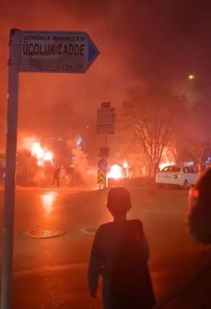 Video Haber...Fenerbahçe ve Galatasaray taraftarı birbirine girdi