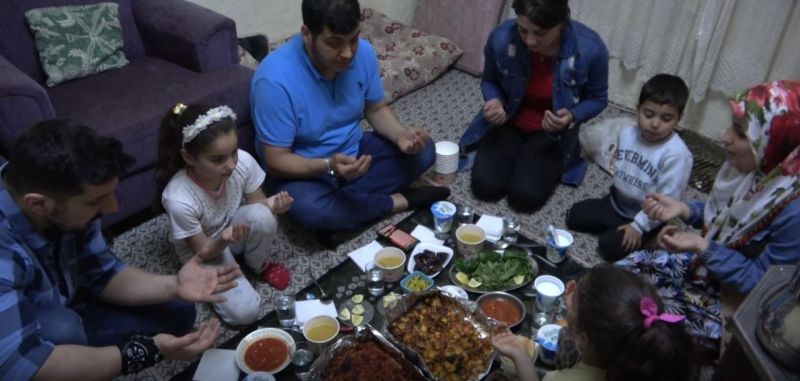 Yetim, öksüz ve kimsesizlerin iftar sofralarına misafir oluyorlar