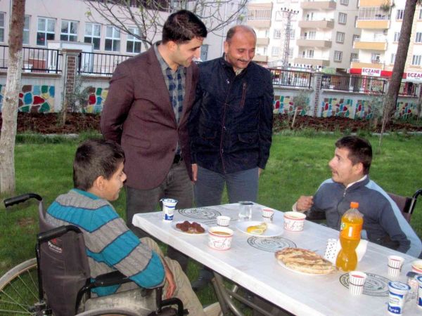 Araban’da öksüz ve yetim çocuklara iftar verildi