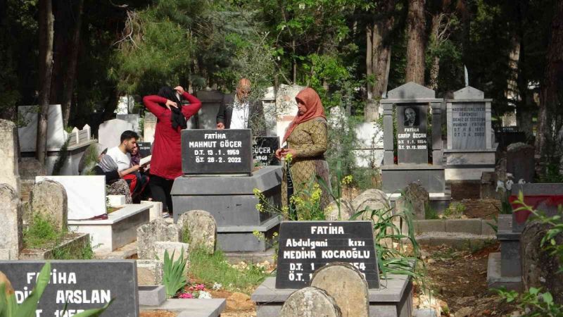 Gaziantep Geçmişini Bayramda Hatırlıyor! Gaziantep’te mezarlıklarda bayram yoğunluğu