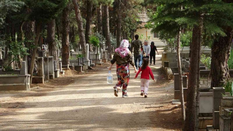 Gaziantep Geçmişini Bayramda Hatırlıyor! Gaziantep’te mezarlıklarda bayram yoğunluğu