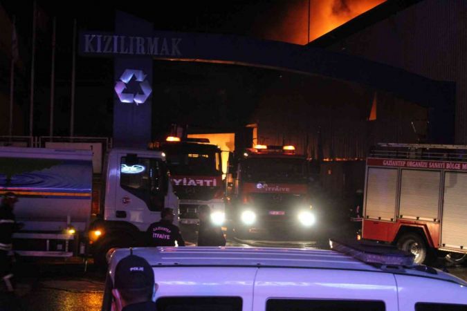 Gaziantep Organize Sanayide Faciadan Kılpayı Dönüldü! Onlarca Fabrika Yanacaktı! Gaziantep'te Geri dönüşüm fabrikasındaki yangın kontrol altına alındı