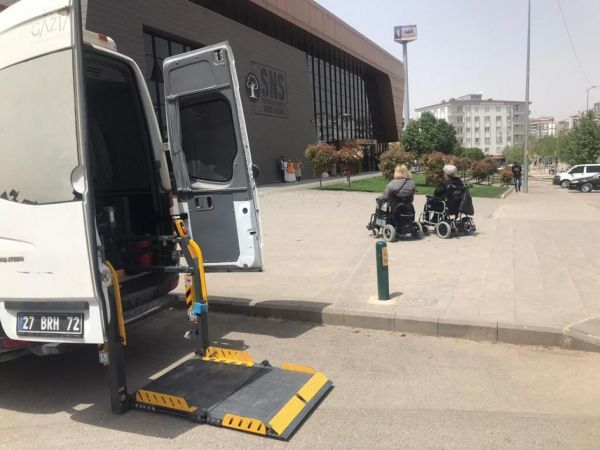 Gaziantep'te engelli anne, oğlunun nikah ve düğününe belediyenin asansörlü aracıyla götürüldü